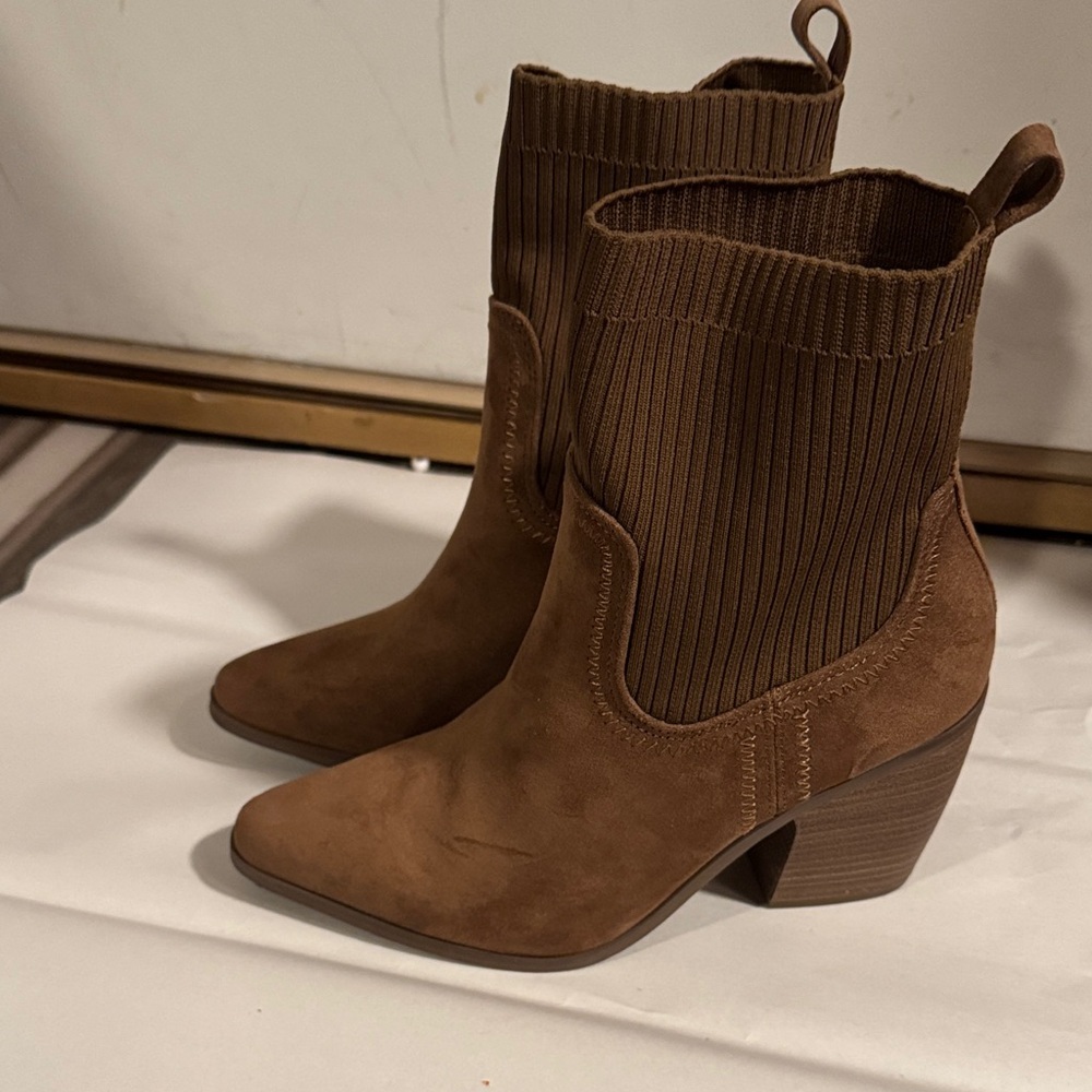 Universal Thread Tan Heeled Boots